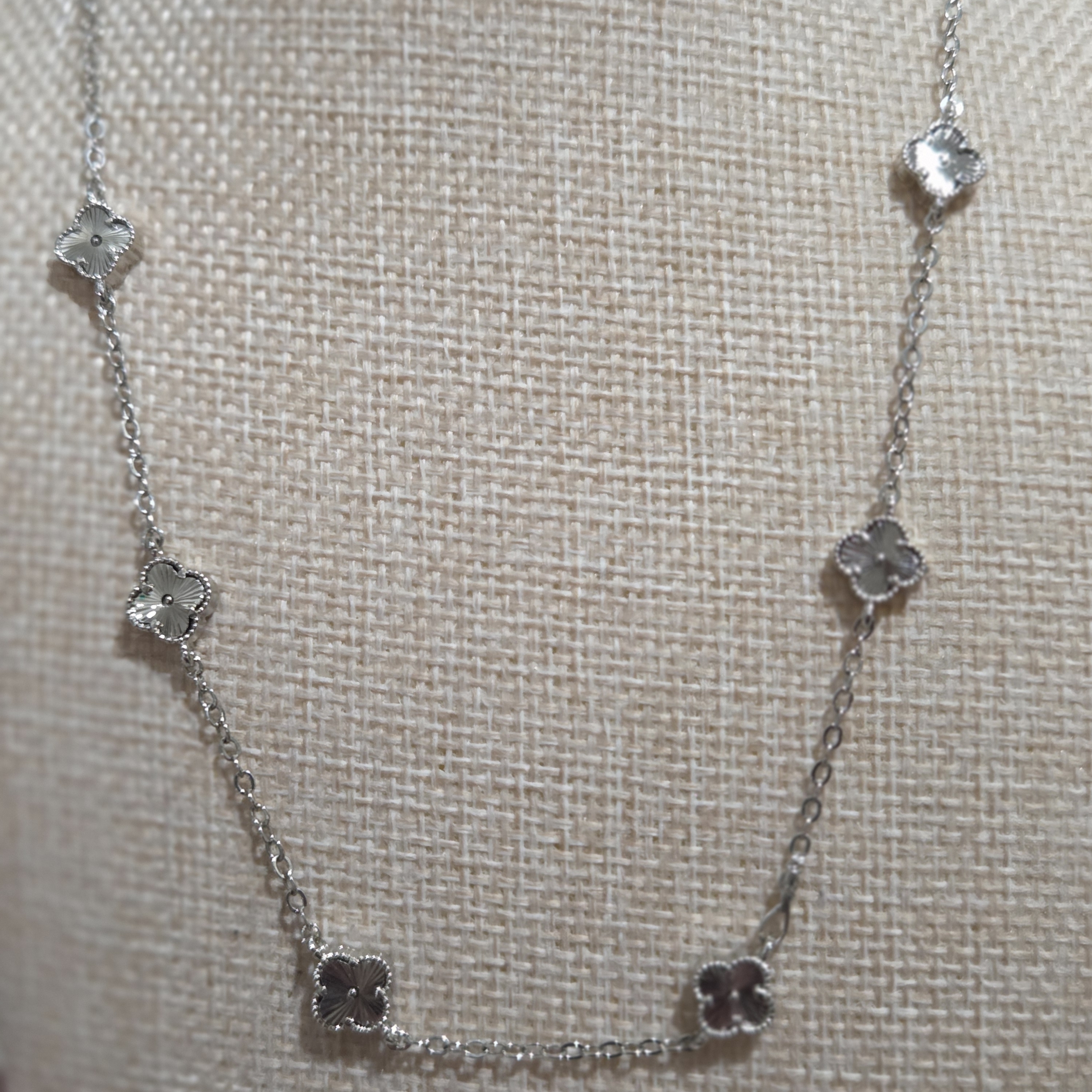 Elegant Ehite Gold Mini Clovers Necklace